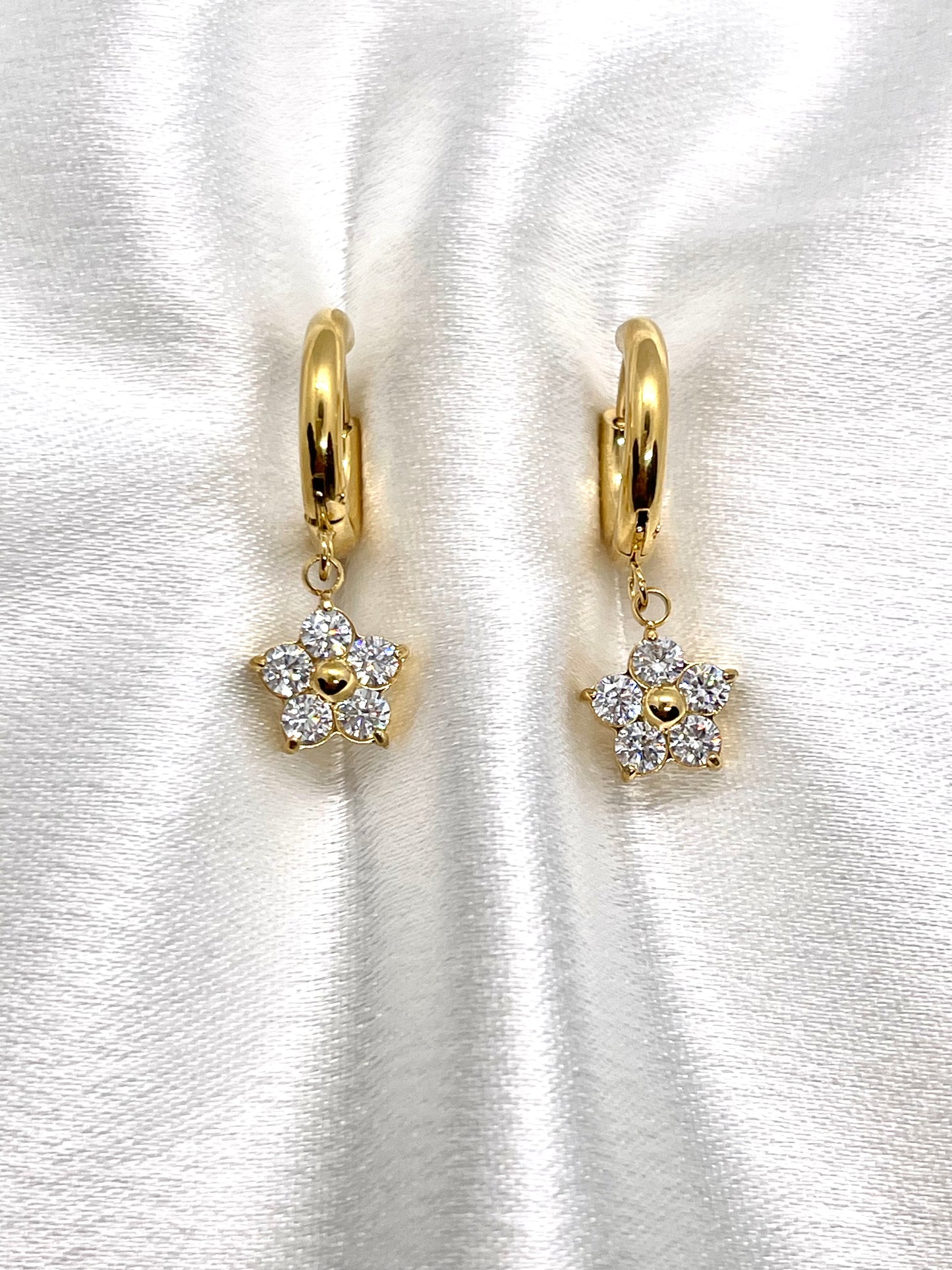 Boucles d’Oreilles Fleur Éternelle – Plaqué Or 18K & Zircons