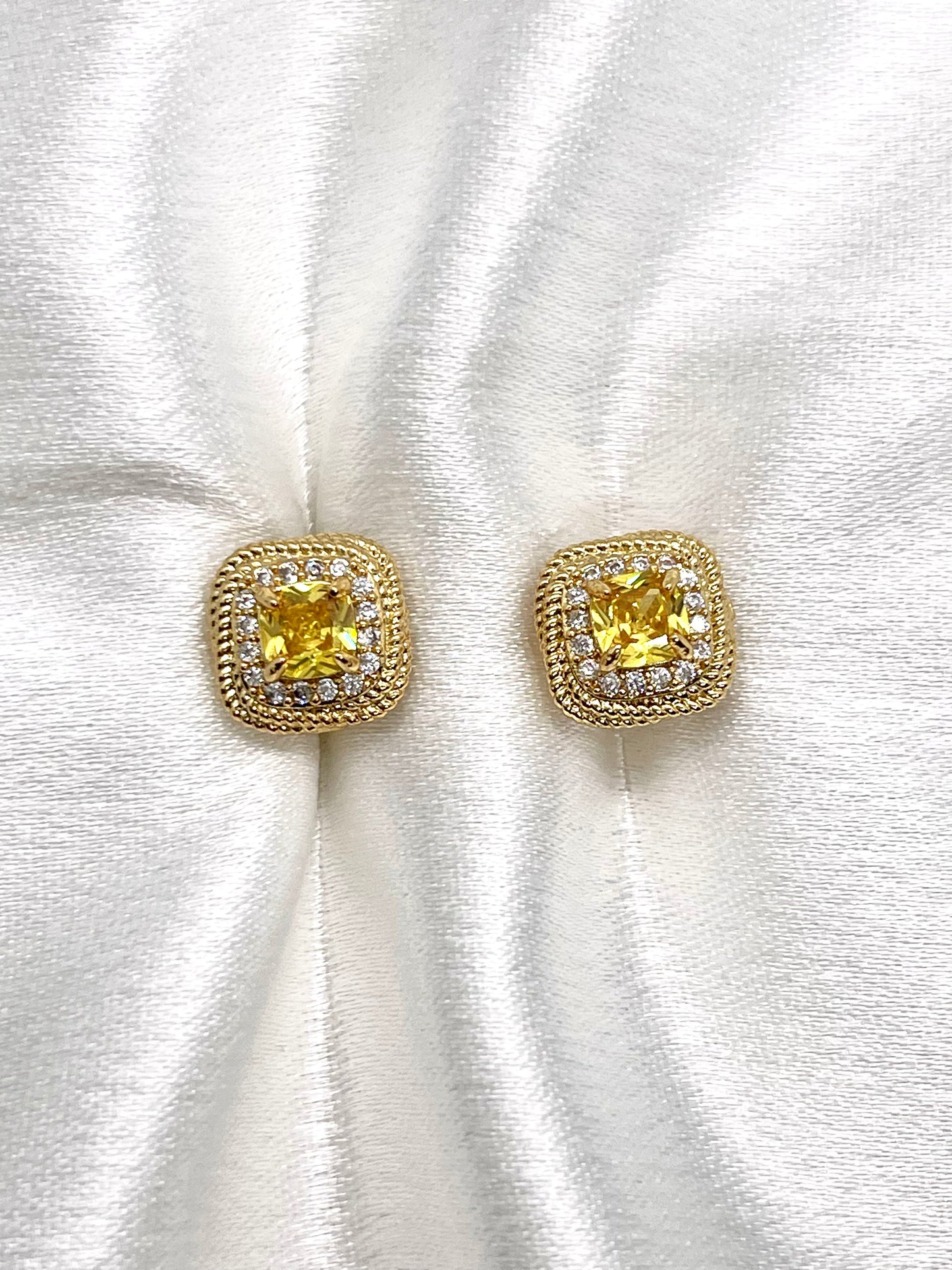 Boucles d’oreilles Éclat Solaire – Plaqué Or 18K et Cristaux Étincelants